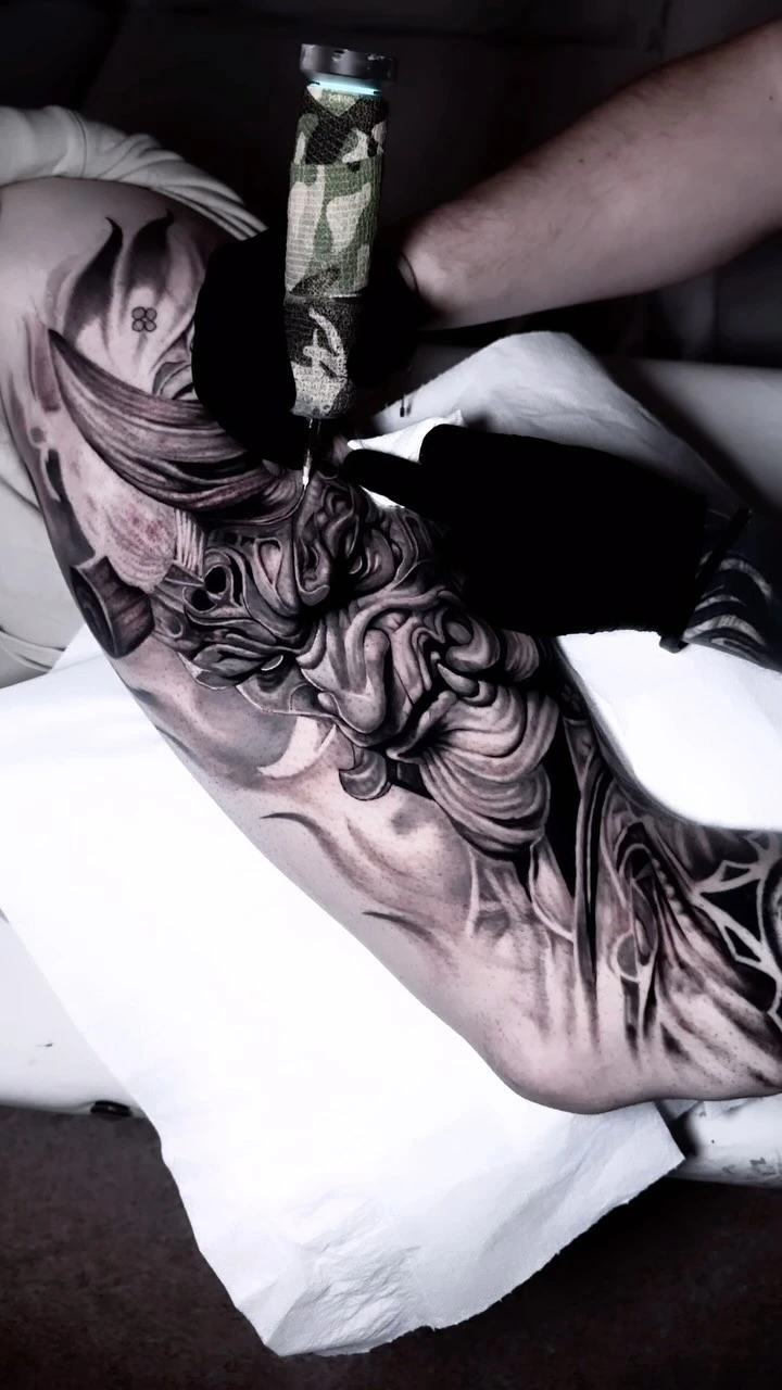 Composición mitológica en un brazo, tatuada por Mauro Marini.