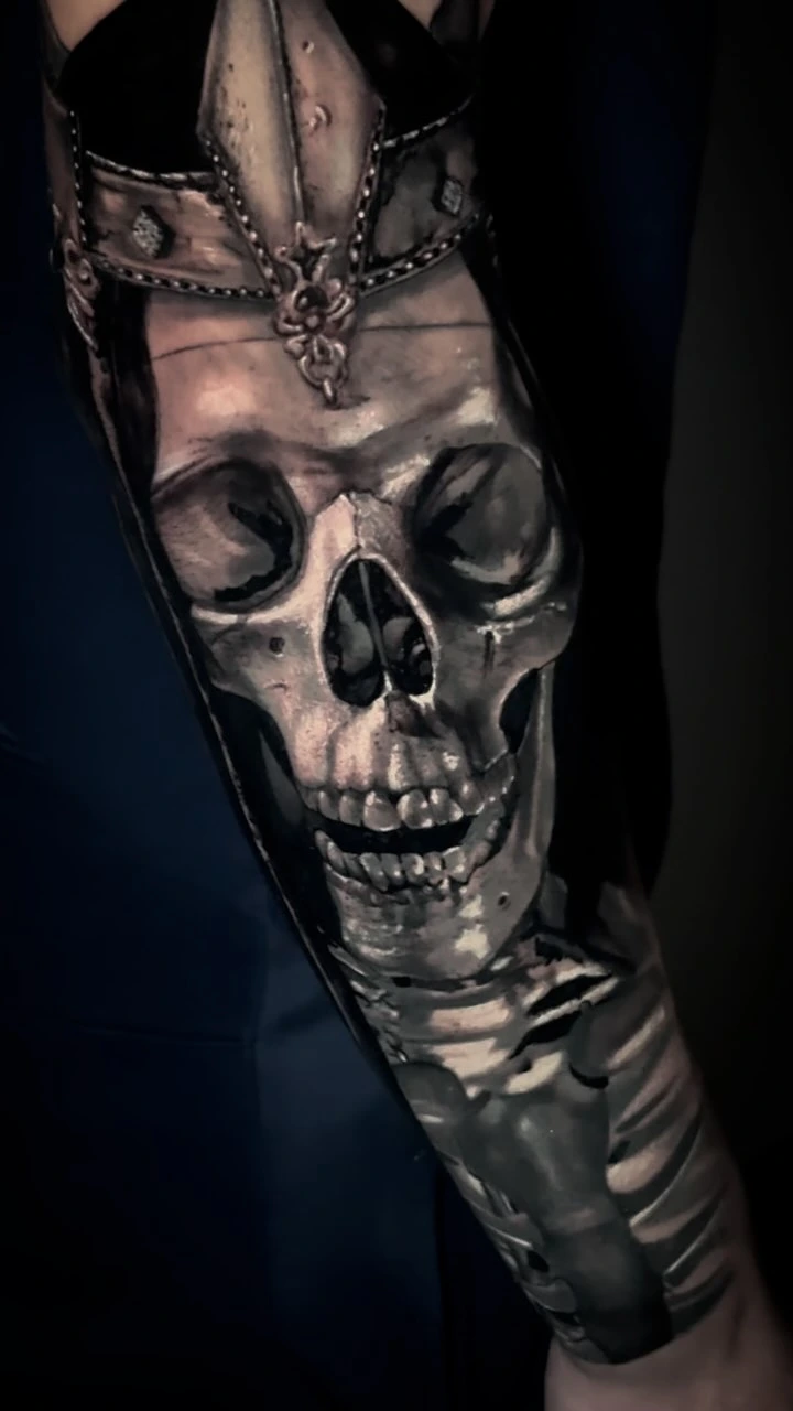 Tatuaje de una calavera coronada, realizado por Mauro Marini.