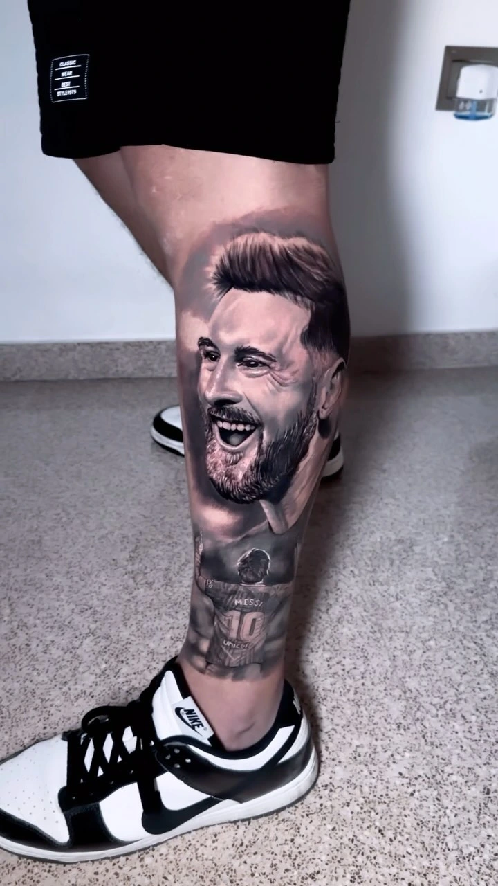 Retrato tatuado de Lionel Messi, realizado por Mauro Marini.