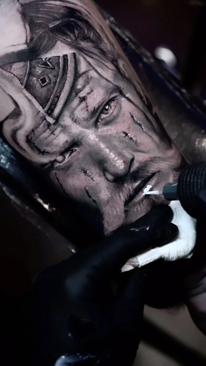Tatuaje de temática vikinga, realizado por Mauro Marini.